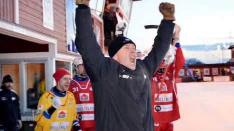 En segertokig tränare. "Palle" Rönnqvist jublar precis när domaren blåser av matchen. "Vilken prestation", säger han.