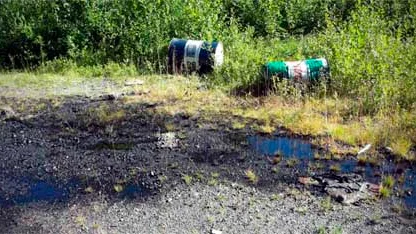 Här syns några av de oljetunnor som dumpats i Måttsund utanför Luleå.