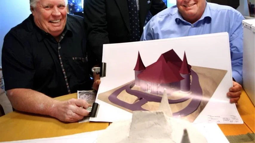 Joe Labero Magic castle var en del i den nöjespark som planerades. Martin Olofsson, arbetschef vid Asfaltbeläggningar, Olle Lindström, kommunalråd, och Lars Olofsson, vd för Asfaltbeläggningar, visade upp ritningarna hösten 2007
Foto: Lennart Jönsson