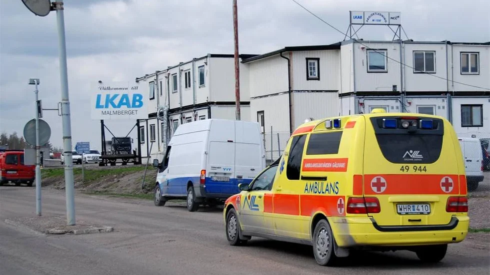 En elcentral började brinna i Vitåforsgruvan på torsdag förmiddagen. Bilden visar infarten till LKAB:s gruva i Malmberget.