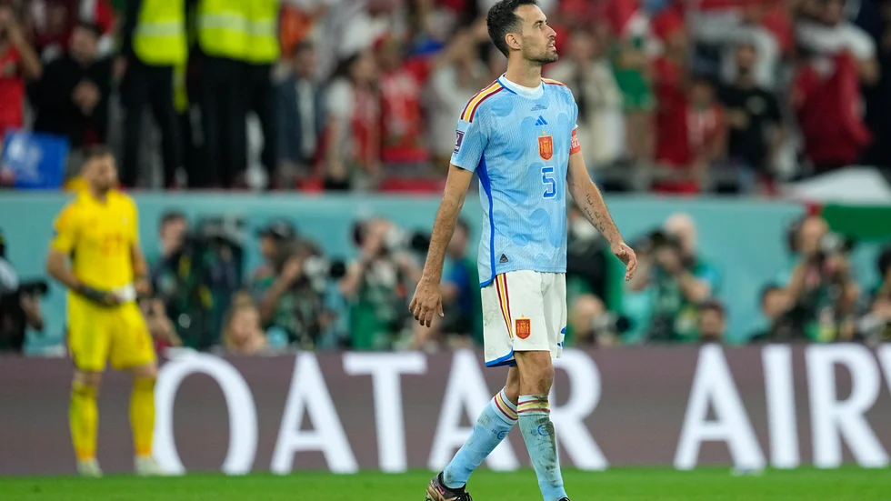 Sergio Busquets gjorde sin sista match i landslaget när Spanien förlorade mot Marocko i åttondelsfinalen i VM.