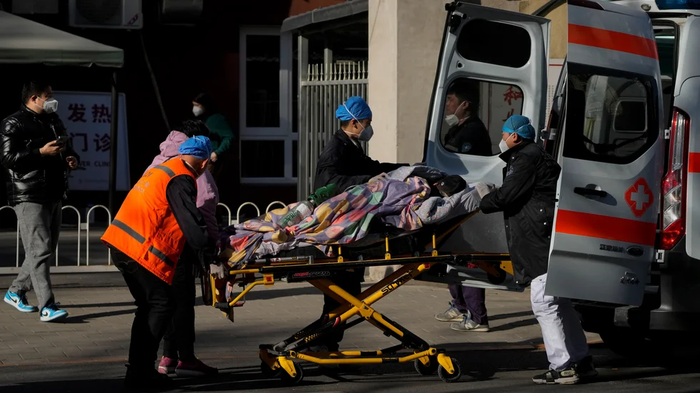 En patient anländer till en så kallad feberklinik i Peking med ambulans. "Feberkliniker" har upprättats över hela landet för att ta hand om covidpatienter.