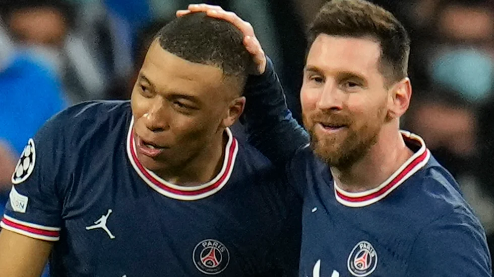 Lionel Messi och Kylian Mbappé, klubbkompisarna från Paris SG. På söndag möts de i VM-finalen i Doha. Arkivbild