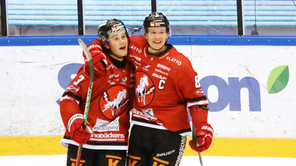 Hugo Styf klappas om av Erik Borg efter sitt 3-2-mål som blev avgörande.