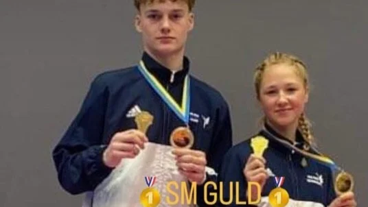 Linus Westerlund och Sanna Ekman med sina SM-guld som bärgades under lördagen.
