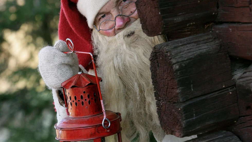 Tomten studerar människornas julfirande.