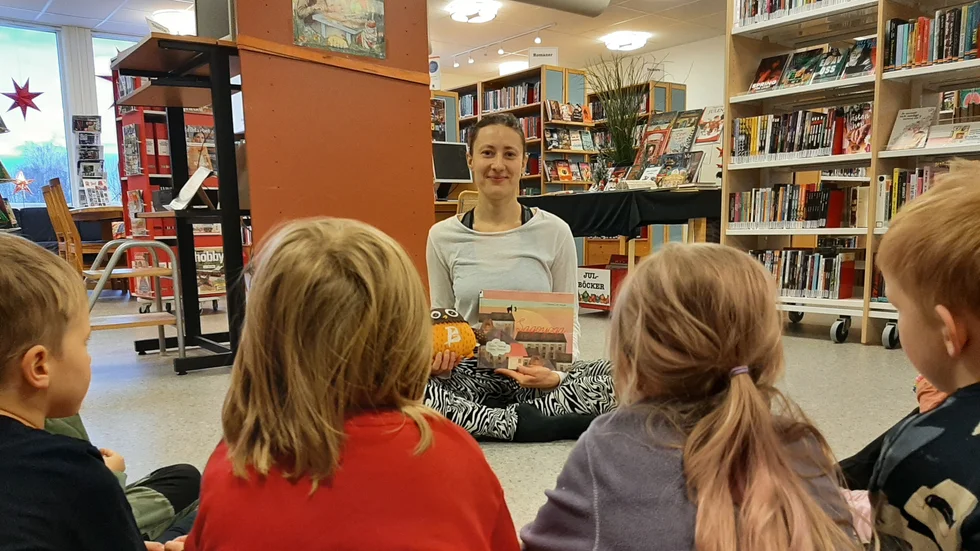 Dans- och yogaläraren Karolina Kowalska har turnerat runt på kommunens alla bibliotek med sin sagoyoga för de allra minsta. Här är hon med en av grupperna i Sjulnäs bibliotek.