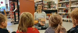Mysig sagoyoga vid biblioteken i Piteå: "Efter varje sida i boken gör vi en yogarörelse tillsammans"