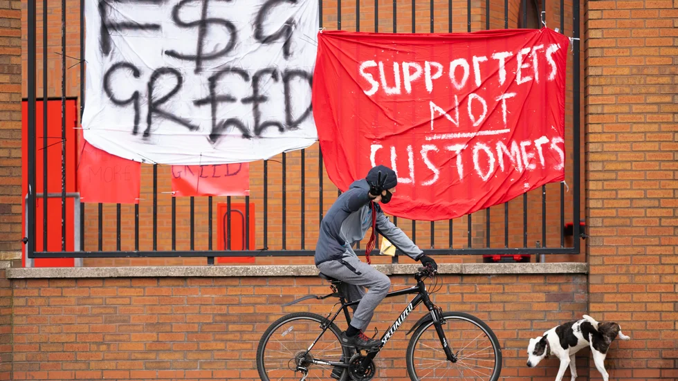 Protester utanför Liverpools hemmaarena Anfield i samband med planerna på en europeisk superliga i fotboll i april 2021.