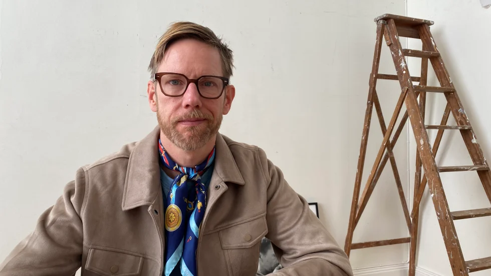 Kristoffer Triumf är född och uppvuxen i Strängnäs. Han har tidigare nominerats till Stora journalistpriset för podcasten Värvet.