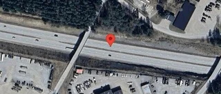 Singelolycka påverkar trafiken på E18 – stopp i ett körfält