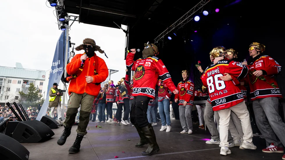 Hooja uppträder under firandet av Luleå hockeys SM-guld vid Södra hamn