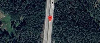 Stillastående personbil orsakar störning i trafiken på väg 53