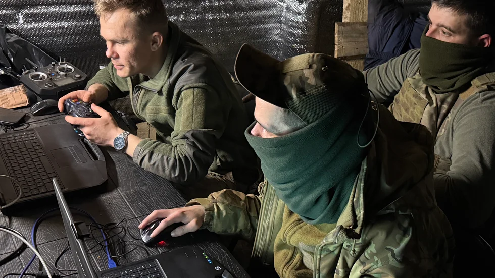 Piloterna Flash, Floki och Fomá under flygningen med drönaren längs fronten.