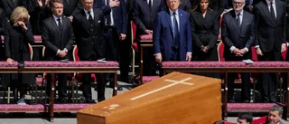 Trumps klädval på påvens begravning ifrågasätts