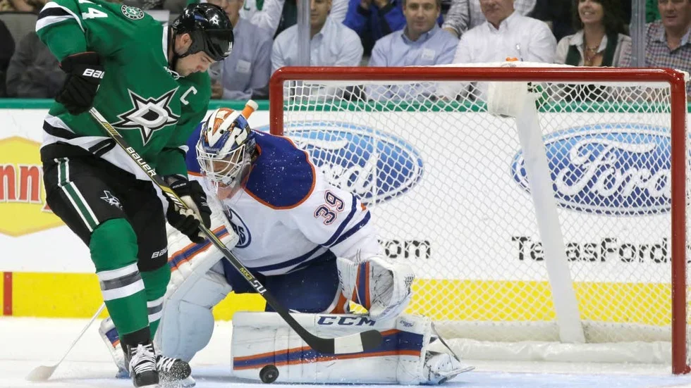 Anders Nilsson stoppar storsjärnan Jamie Benn i debuten.