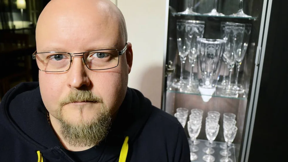 Räddaren i nöden. När Joakim Lakso insåg att grannen höll på att brinna inne högg han sig in i lägenheten med en yxa. Senare tilldelades han utmärkelsen ”Rådig insats” från Räddningstjänsten.