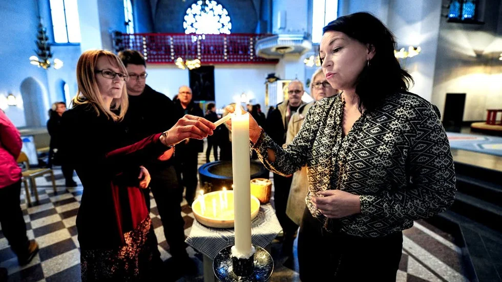 För människovärdet. Linda Olofsson var en av de 50-talet Luleåbor som hedrade dödsoffren i Paris.