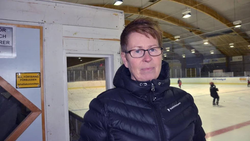 Uppgiven. Ulla Persson, tränare, vill att konståkarna ska kunna träna i en ordentlig ishall.