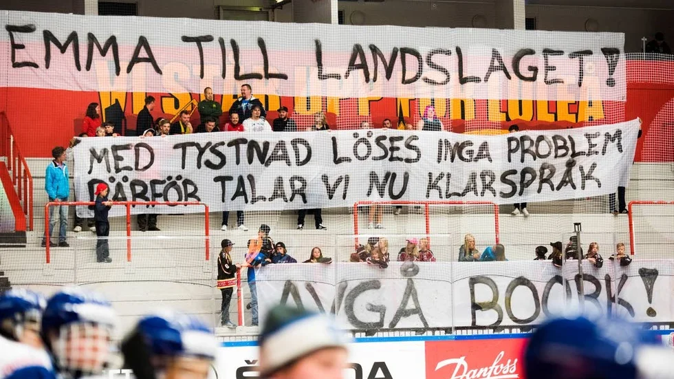 Protesten. Vid starten för landskampen mellan Tre Kronoor och Finland så vecklade supportrarna ut sina banderoller med kritiken mot förbundskapten Leif Boork.