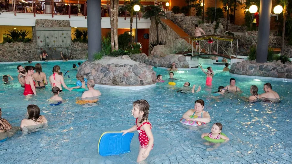 Livat. Det var fullt i badet på trettondagdagen.  Hilma Nilsson- Suikki, 5, springer runt i vattnet medan mamma Elin och lillasyster Felicia, 2, båda med samma efternamn tar det lite lugnare.