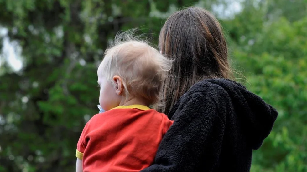 Rättstvist. Nu ställs en kvinna inför rätta i Haparanda tingsrätt för att ha fört bort sitt barn från sin pappa. Personerna på bilden har inget med målet att göra.