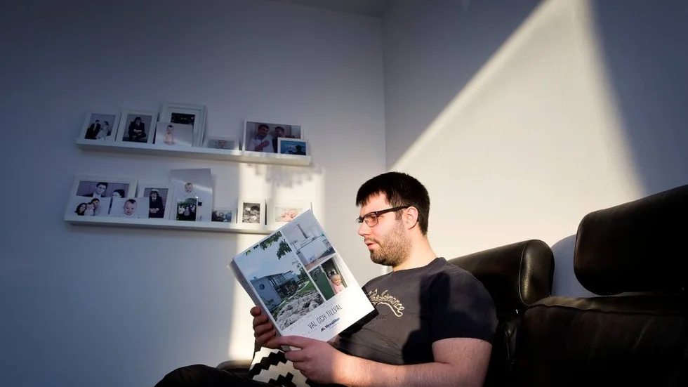 Villabroschyr. Hans-Erik Karlsson kollade runt lite bland husförsäljarna innan han och sambon fastnade för ett Myresjöhus.
