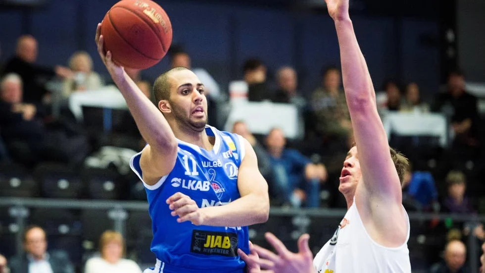 Matchhjälten. Trots en knäskada gick LF-guarden Jonathan Person in och avgjorde rysaren mot Uppsala fram till 75-74.