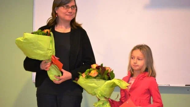 Samma förslag. Susanne Sjöberg och Agnes Sjöberg hade båda föreslagit Tallkronanskolan och belönades med presneterkort och blommor.