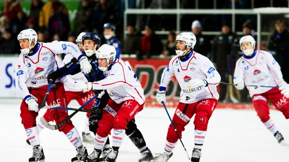 Karl Widgren (andra från vänster) lämnar Kalix Bandy.
