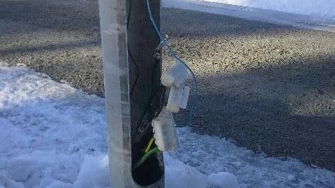 Livsfara. under tisdagen och onsdagen har någon monterat bort skyddsluckan i akt och mening att skapa en kortslutning i tre belysningsstolpar på Torpgärdan i Boden. "Det handlar om en livsfarlig lek", uppger Boden Energi.