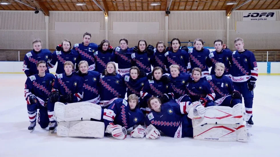 Norrbotten. Övre raden från vänster: Helmer Oskarsson, Hugo Niemi, Ludwig Wirtoft, Ludvig Hjort, Jan Bertgren, Hugo Borg, Jonathan Lindgren, Calle Behm, Viktor Edström, Emil Nilsson och Jonathan Andersson. Nedre raden från Vänster: Arvid Bäckström, Johan Bäckström, Ville Erixon, Jesper Kenttä, Noel Gunler, Isak Ylivainio, Isak Nordanståhl, Nils Lundkvist och Nils Thomasson. Liggande från vänster:
Albin Enqvist och William Josbrant.