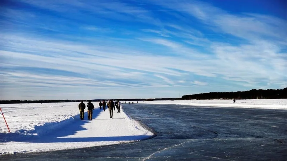 SNART? Det är först framme i februari som isvägen kan se så här fin ut. Men kommunens Jan Blomkvist konstaterar att "Vi har haft lite flyt" och om inget oförutsätt inträffade kanske landgången i Norra hamn kan läggas ut på torsdag.