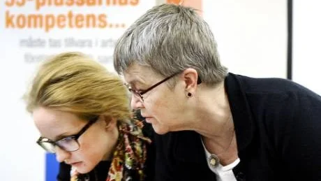 LINDA OCH EWA. Linda Hällerstrand från Entreprenörcentrum och Ewa Hedkvist Petersen (till höger) från landstinget och projektet Bestagers höll i trådarna för onsdagens seniorsamling i Luleå.