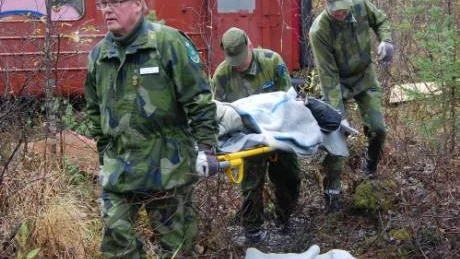 OLÄNDIGT. Göran Hedmark, P-A Gustafsson och Anders Eklund, Luleå hemvärnsbataljon, sliter med att bära en skadad i den svåra terrängen.Foto: Håkan Zerpe