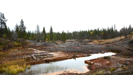 KRAFTIGT FÖRORENAD. Hela det gamla gruvområdet är fyllt av slagg och mineralhaltiga bergstycken, varp, som kan resultera i urlakning av bland annat koppar till omgivningarna, ett Natura 2000-område.  Foto: Kenth Bergmark