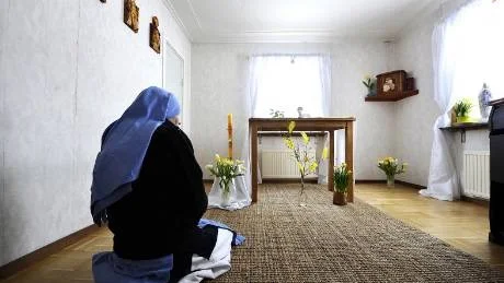BÖN. Bönen i kapellet utgör en viktig del av vardagslivet för de tre nunnorna i Nattavaara. Bönestunderna har en central funktion i relationen med Gud. Syster Magnificata, "den som upphöjer", kontemplerar.