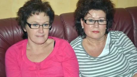 GE JULKLAPP. Hellre en liten julklapp till alla än en kommunfest som ändå inte alla kan gå på, tycker undersköterskorna Veronica Andersson och Yvonne Johansson vid Djuptjärns gruppboende.  Foto: Britt-Louise Spets
