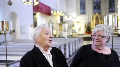 Karin Sundin och Birgitta Alstergren har känt varandra i många år. Den här dagen är de i kyrkan tillsammans.                                                                                                                                              Foto: Roland S Lundström