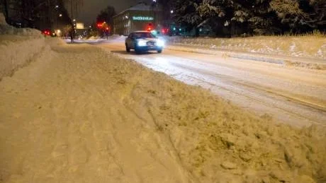 BESVÄRLIGT. Väghållarna hade en kämpig dag. Halka, fuktig snö och blåst. För gångtrafikanterna fanns dolda faror i form av is under snön vilket resulterade i vurpor. Fråga fotografen.