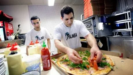 FAMILJEPIZZA. Iraj Ramani förbereder en Milano, en av många pizzor som han gjorde under dagen.