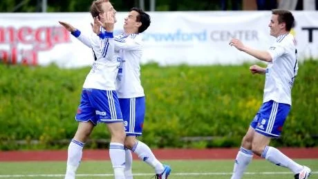 glädje. Patrik Pettersen och Anton Andersson jublar ikapp med Per Mettävainio efter ett av anfallarens tre mål i matchen.Foto: Linda Wikström