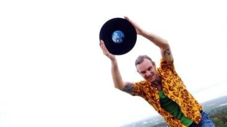 ALTERNATIV. Carl-Magnus Helgegren arrangerar alternativa fruktbarhetsfestivalen Äggstock på Ormberget på midsommarafton.