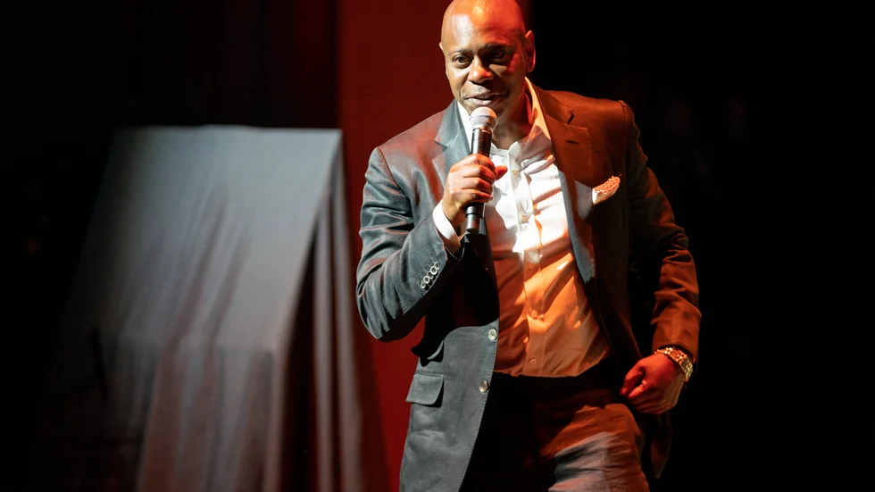 Dave Chappelle fortsätter att kliva upp på scenen med Chris Rock. Arkivbild.