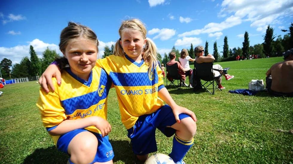 Startat. Nu är fotbollsfesten igång.