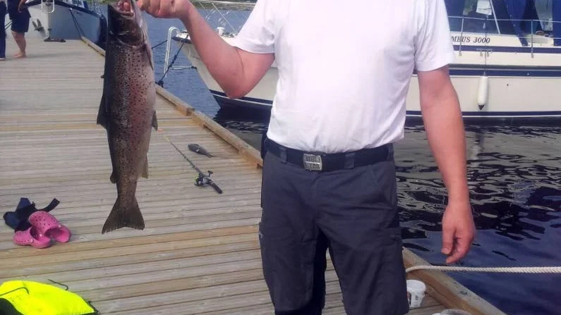 Skärgårdsöring. Torbjörn Nilsson, Luleå fick en fin öring på kastspö när han fiskade i Brändöskär, långt ut i Luleå skärgård. Det händer inte ofta.