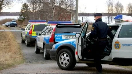 STORT PÅDRAG. Det var ett stort pådrag med flera polispatruller som ryckte ut till Vojakkala, när en före detta bybo blev nedhuggen med en yxa.