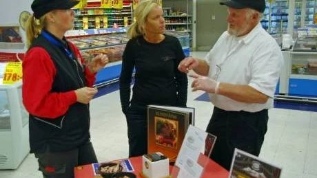NYKOMLING. ICA Maxi-arrangören Kristiina Lehtonen språkar med Linda Falk och Erling Eriksson från Jokkmokkskorv, vars produkter är helt nya i butikssortimentet.