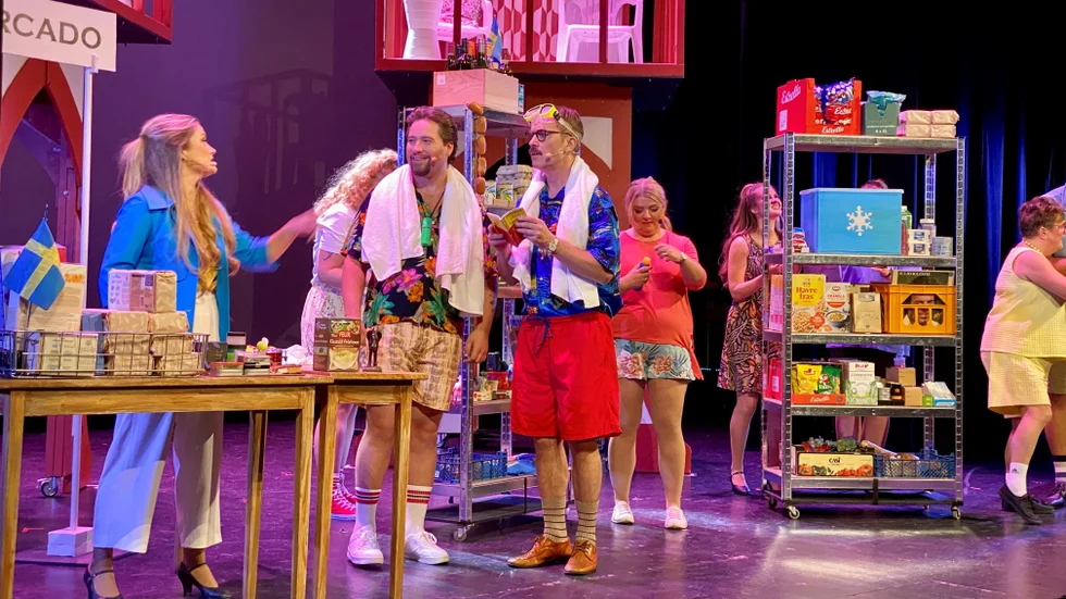 Scenknuten i Eskilstuna spelar musikalen "Sällskapsresan" baserad på Lasse Åbergs film. Alex Eklund spelar norrmannen Ole och Thomas Rudenäs har huvudrollen som Stig Helmer. 