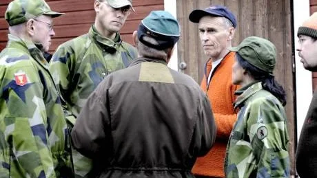 STOR HJÄLP. Byaålderman Eskil Johansson, orange tröja, var en av dem som bidrog med sina kunskaper om området vid eftersöket.